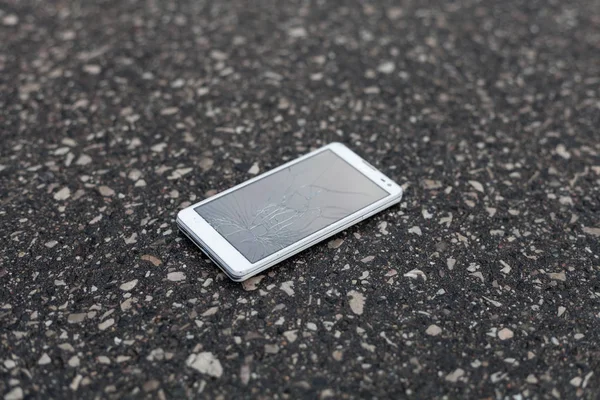 Kırık ekran sokakta yalan ile telefon