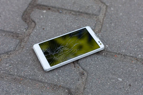 Kırık ekran kaldırımda yalan ile telefon