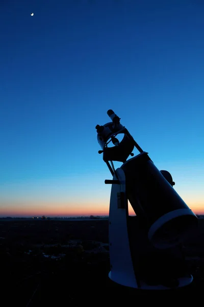 Watching the moon at dusk, using flexible newtonian (mirror) telescope