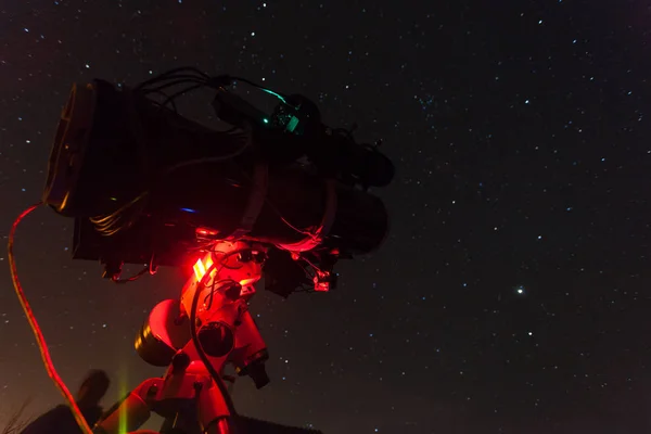 Profesionální astrophotography dalekohled vybaven guider rozsah a astro kamery — Stock fotografie