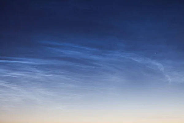 Nuage noctilucent (NLC, nuages nocturnes), phénomène semblable à un nuage dans la mésosphère — Photo