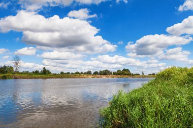 Mavi bulutlu yaz göğün Bug Nehri, Polonya, Avrupa üzerinden