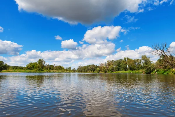 Mavi bulutlu yaz göğün Bug Nehri, Polonya, Avrupa üzerinden