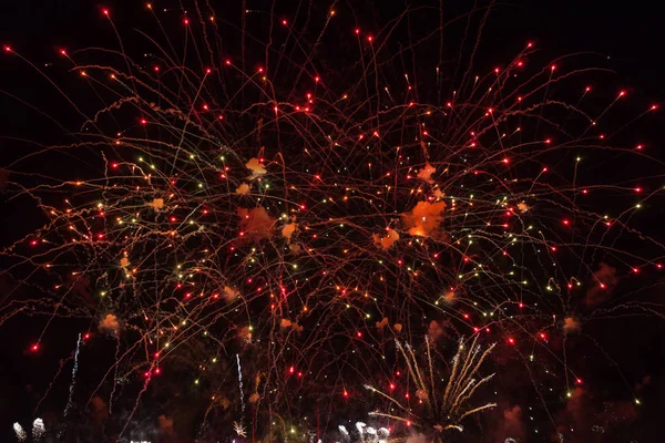 Kleurrijke vuurwerk tegen donkere hemel — Stockfoto