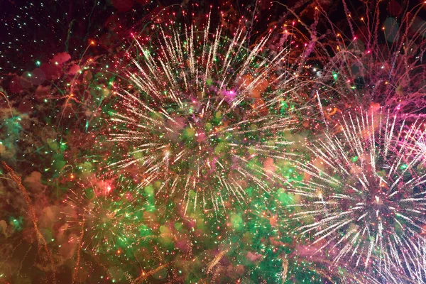 Fuochi d'artificio colorati contro il cielo scuro — Foto Stock