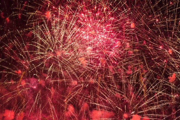 Fuochi d'artificio rossi contro il cielo scuro — Foto Stock