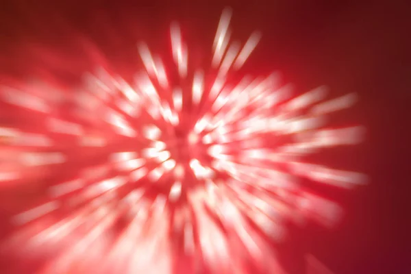 Червоний рухомий феєрверк проти темного неба — стокове фото