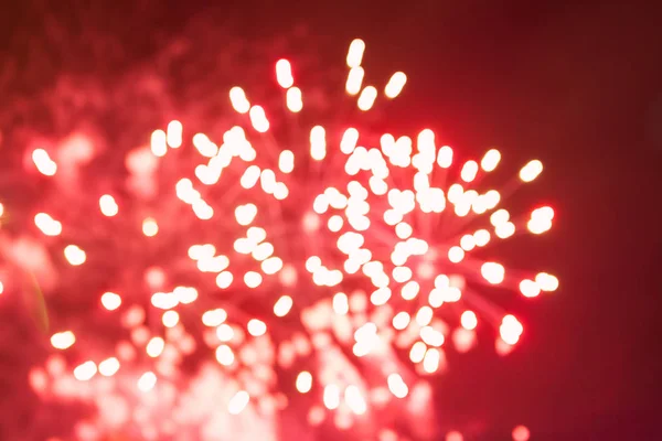 Fuochi d'artificio rossi contro il cielo scuro — Foto Stock