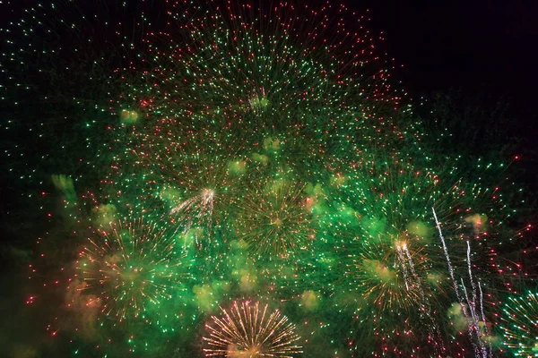 Kleurrijke vuurwerk tegen donkere hemel — Stockfoto