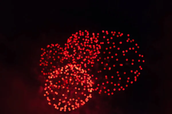 Червоний феєрверк проти темного неба — стокове фото