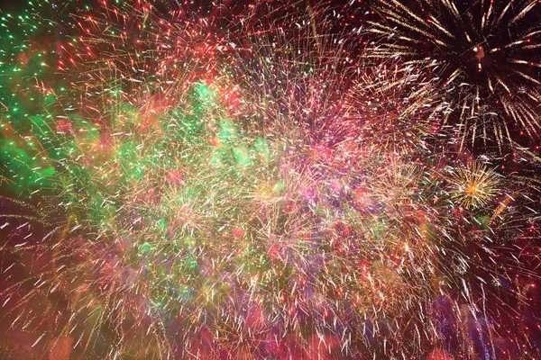 Fuochi d'artificio colorati contro il cielo scuro — Foto Stock