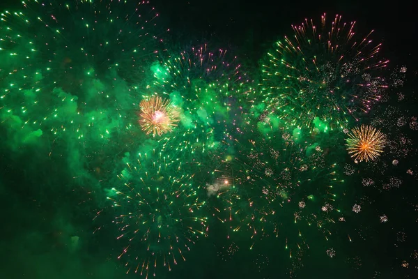 Kleurrijke vuurwerk tegen donkere hemel — Stockfoto