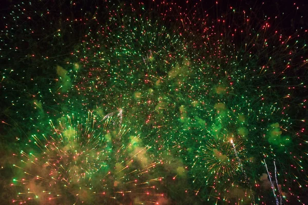 Kleurrijke vuurwerk tegen donkere hemel — Stockfoto