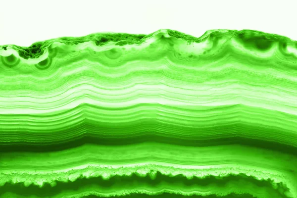 抽象的な背景 - 白い背景に分離されたセクション スライス鉱物クロス強烈な緑瑪瑙 — ストック写真