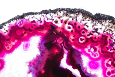 Arka plan - pembe akik mineral beyaz arka plan üzerinde izole kesit