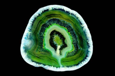 Arka plan - koyu yeşil akik mineral kesit siyah arka plan üzerine izole