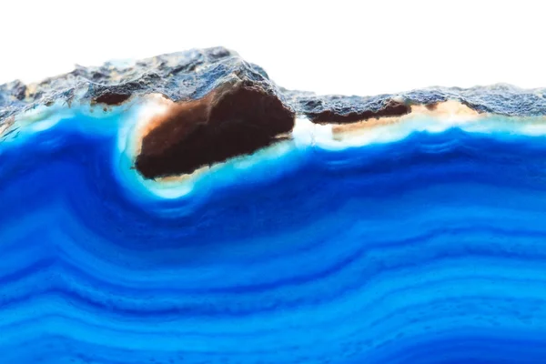 Fundo abstrato - seção transversal mineral ágata azul isolada sobre fundo branco — Fotografia de Stock