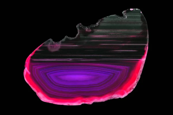 Abstrakter Hintergrund - rosa Achat Mineralquerschnitt isoliert auf schwarzem Hintergrund — Stockfoto