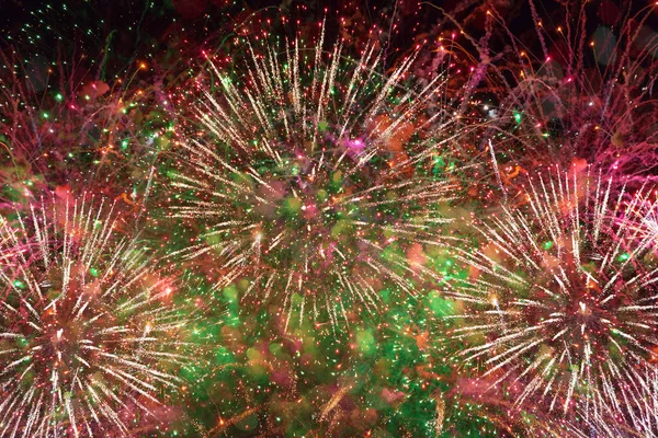 Fuochi d'artificio colorati molto luminosi contro il cielo scuro — Foto Stock