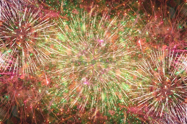 Farbenfrohes Feuerwerk vor dunklem Himmel — Stockfoto