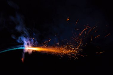 Kıvılcım ve mavi duman ile sigorta siyah arka plan üzerine yazma