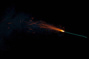 Sigorta ile yanan kıvılcımlar izole üzerinde siyah arka plan