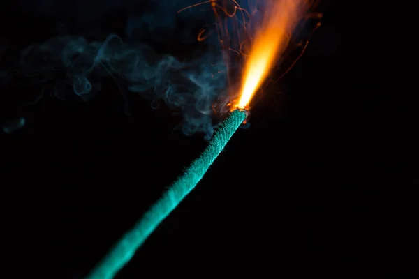 Brennende Lunte Mit Funken Auf Schwarzem Hintergrund — Stockfoto