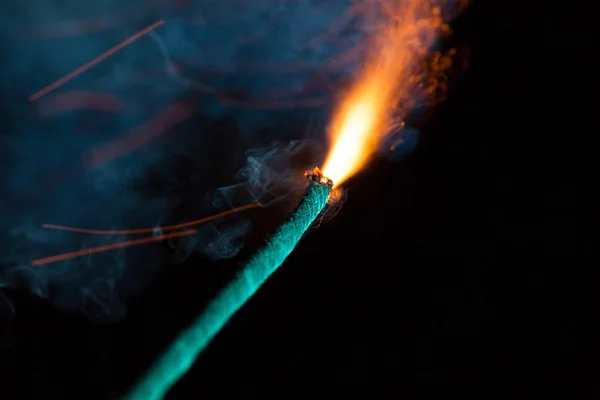 Fusibile Ardente Con Scintille Fumo Blu Sfondo Nero — Foto Stock