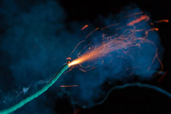 Fusible Ardiente Con Chispas Humo Azul Sobre Fondo Negro — Foto de Stock