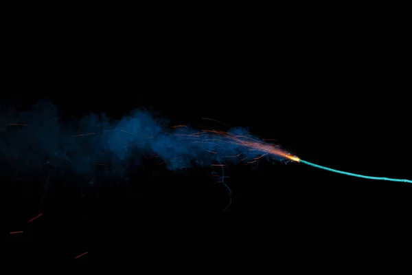 Brennende Lunte Mit Funken Und Blauem Rauch Isoliert Auf Schwarzem — Stockfoto