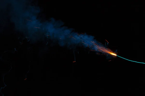 Brennende Lunte Mit Funken Und Blauem Rauch Auf Schwarzem Hintergrund — Stockfoto