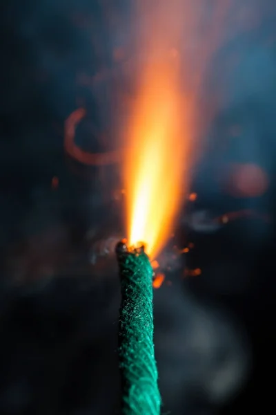 Brennende Lunte Mit Funken Auf Schwarzem Hintergrund — Stockfoto