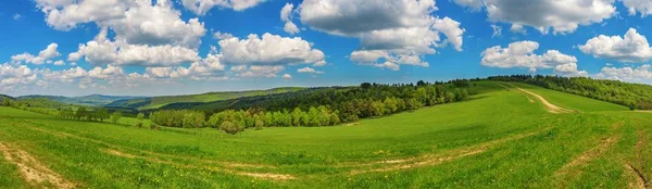Błękitne Niebo Chmury Zielone Wzgórza Drogi Kraj — Zdjęcie stockowe