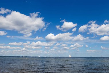 Mavi gökyüzü ile beyaz bulutlar deniz üzerinde