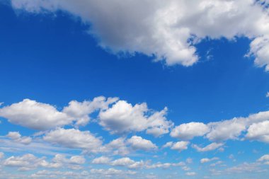 Beyaz bulutlu mavi gökyüzü doğal arkaplan