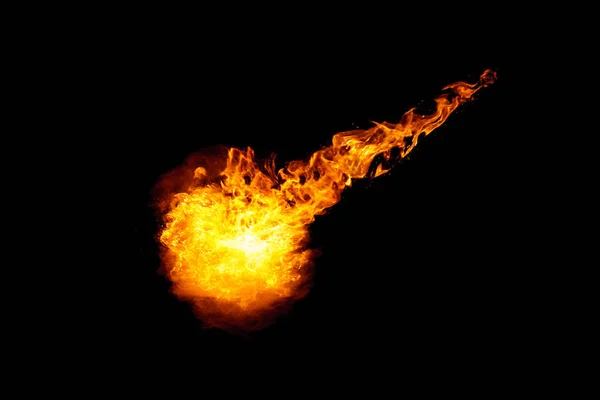 黒い背景に分離した燃えるような三つ編みと隕石火の玉 — ストック写真