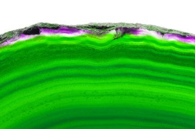 Arka plan, yeşil boyuna akik dilim maden üzerine beyaz izole