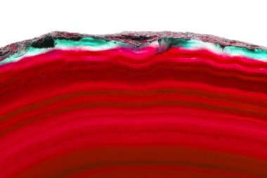 Arka plan, kırmızı boyuna akik dilim maden üzerine beyaz izole