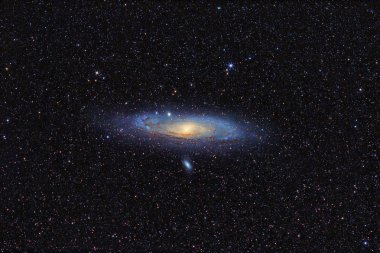 Andromeda Gökadası (M31) ve Andromeda takımyıldızındaki uydu gökadaları (M32 ve M110) geniş alan yıldızlı gökyüzüne karşıdır.