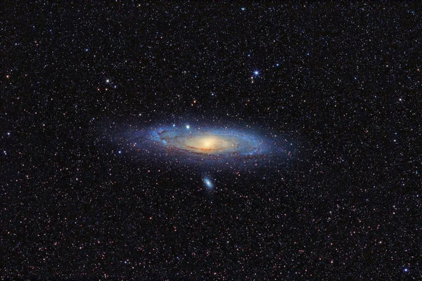 アンドロメダ銀河 M31 とその衛星銀河 M32とM110 アンドロメダ座の広視野星空に対して — ストック写真