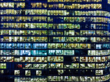 Ofisteki çalışanlar, modern cam ofis binası.