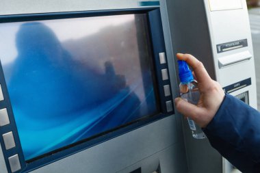 Koronavirüsle ilgili önlemler, kullanılmadan önce ATM dezenfeksiyonu