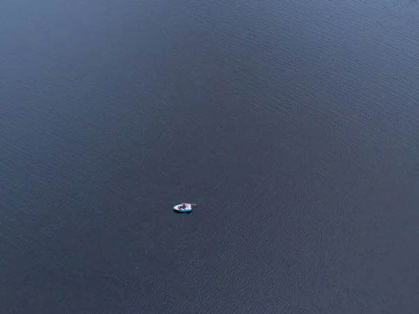 Samotny Rybak Środku Jeziora — Zdjęcie stockowe