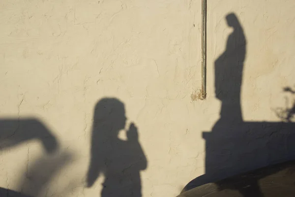 Sombra Una Niña Rezando Estatua Virgen Atardecer Imagen de archivo