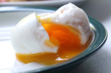 Yarım haşlanmış yumurtalarla mükemmel bir sabah. Çok lezzetli..