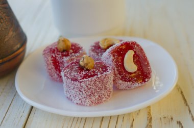 Türk lokumu fındık ile yakın çekim üzerinde beyaz daire