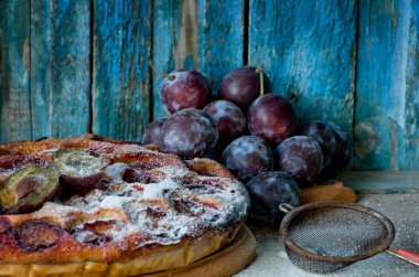 Kuru üzümlü kek closeup arka planda Erik