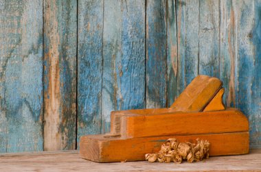 Eski ahşap uçak ve cips duvar eski bir arka plan üzerinde