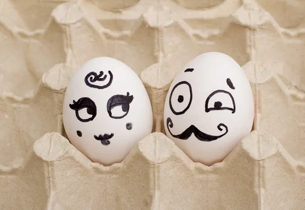 Dos divertidos huevos pintados, una dama y un caballero — Foto de Stock