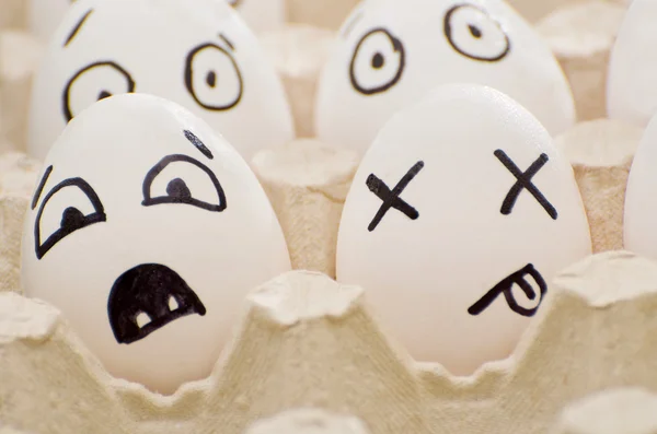 Dos huevos con emociones pintadas: miedo y muerte — Foto de Stock